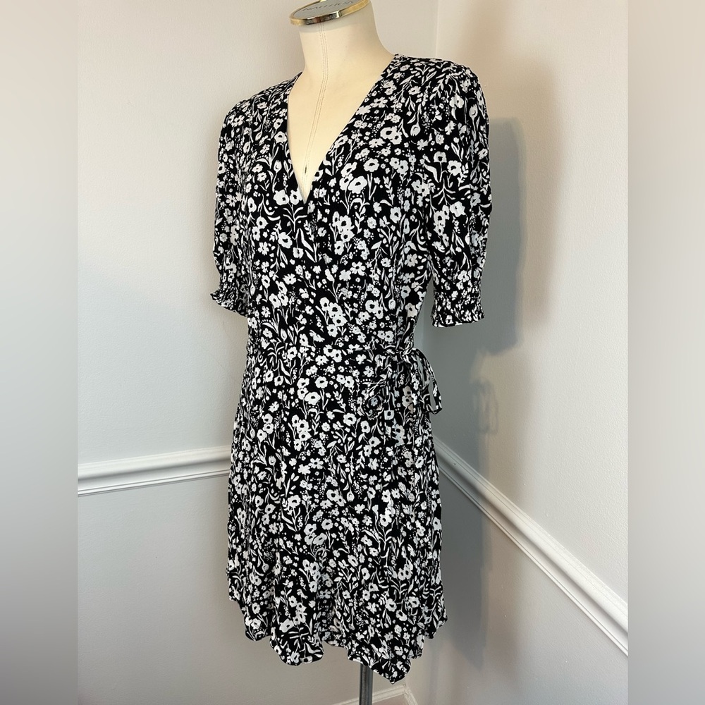 BANANA REPUBLIC Black & White Print Wrap Mini Dress NWT | Size 10 - Picture 4 of 16